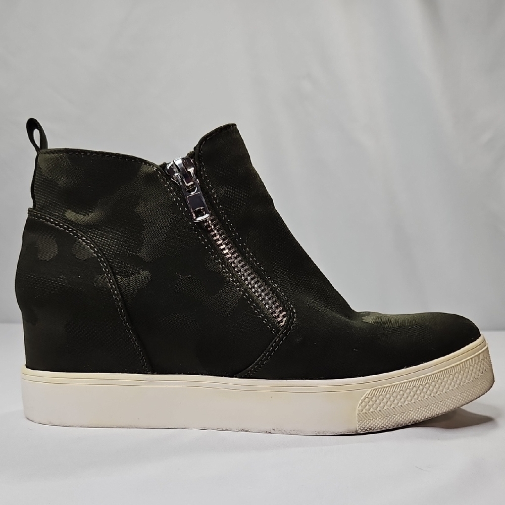 Steve Madden Dark Green Wedgie Camo Sneakers Booties Size 9.5